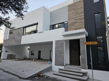 Casa · 749m² · 3 Recámaras · 4 Estacionamientos · Residencia de Lujo Inigualable en Cima de La Montaña