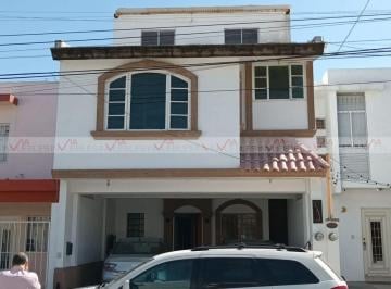 Casa · 180m² · 4 Recámaras · 2 Estacionamientos · Casa en Venta en Las Plazas