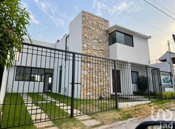 Casa · 250m² · 4 Recámaras · 2 Estacionamientos · Casa en Venta en Pedregal de Oaxtepec
