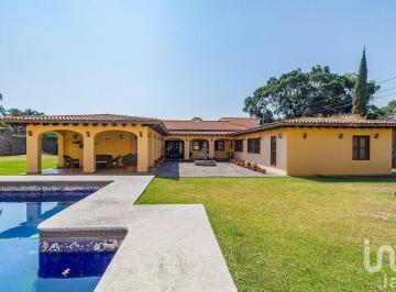 Casa · 753m² · 6 Recámaras · 6 Estacionamientos · Casa de un Nivel Estilo Hacienda en Cuernavaca