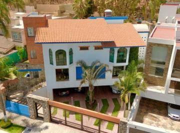 Casa de 5 habitaciones, Zapopan · Casa con 5 Recámaras y 1003 m² de Terreno en Venta, en Bugambilias