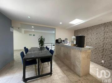 Casa · 300m² · 7 Recámaras · 2 Estacionamientos · Casa en Renta con Uso de Suelo Comercial