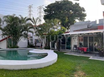 Casa · 450m² · 8 Recámaras · 4 Estacionamientos · En Venta Excelente Propiedad Dentro de Fraccionamiento Las Brisas, Morelos