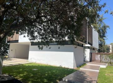 Casa en condominio · 410m² · 4 Recámaras · 4 Estacionamientos · Residencia en Venta Arauca Zona Real