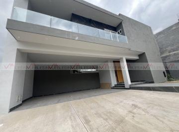 Casa · 410m² · 4 Recámaras · 4 Estacionamientos · Casa en Venta en Santiago