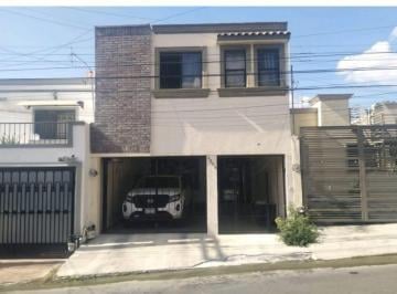 Casa · 250m² · 3 Recámaras · 2 Estacionamientos · Casa - Villa Las Fuentes