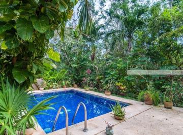 Casa · 393m² · 6 Recámaras · 2 Estacionamientos · Hermosa Casa en Venta en Puerto Aventuras