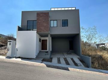 Casa · 240m² · 3 Recámaras · 4 Estacionamientos · Casa en Venta en Zibata, Queretaro