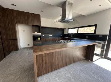 Cocina abierta con barra · Estrena Casa con Excelentes Espacios y Acabados en Lomas del Campanario Norte