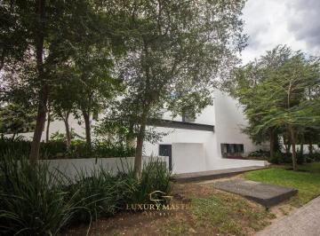Casa · 490m² · 4 Recámaras · 6 Estacionamientos · Casa en Venta en Club de Golf Santa Anita