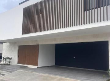Casa · 465m² · 4 Recámaras · 3 Estacionamientos · Casa en Fraccionamiento Bosques de Las Misiones Sector Encino