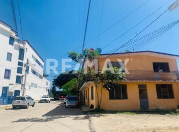 Casa · 261m² · 6 Recámaras · 1 Estacionamiento · Casa en Venta en El Centro de Pinotepa Nacional Oaxaca Colinda con Guerrero Cerca de La Carretera Na