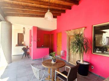 Casa de 5 habitaciones, Ixtapan de la Sal · Casa Los Helechos con Impresionantes Bóvedas Catalanas, Cúpulas, Amplio Jardín y Jacuzzi Techado.