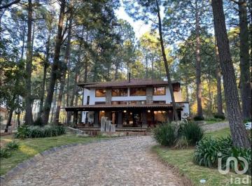 Casa · 350m² · 4 Recámaras · 8 Estacionamientos · Casa en Venta en Bosques de La Cañada