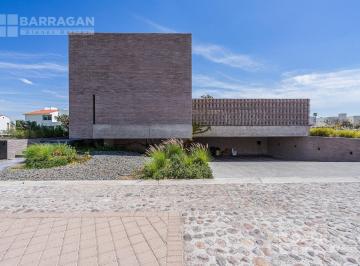 Casa · 495m² · 4 Recámaras · 3 Estacionamientos · Casa Nueva Moderna en Venta en Exclusivo Fraccionamiento El Campanario