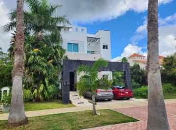 Casa · 550m² · 4 Recámaras · 2 Estacionamientos · Hermosa Amplia Casa en Venta en Res. de Lujo Playa del Carmen (Fvc - 2529)