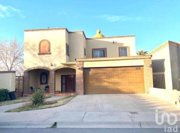 Casa · 413m² · 4 Recámaras · 2 Estacionamientos · Venta de Residencia en Cerrada del Sol