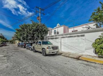 Casa · 600m² · 4 Recámaras · 5 Estacionamientos · Casa 5 Recámaras con Alberca en Venta. Sm 43. Cancún, Quintana Roo