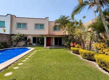 Casa · 205m² · 3 Recámaras · 2 Estacionamientos · Venta de Casa Residencial con Alberca en El Fracc. Las Fincas, Jiutepec.