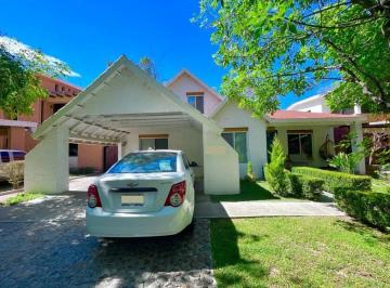 Casa de 5 habitaciones, Aguascalientes · Casas en Venta en Aguascalientes Pulgas Pandas Norte con Vista Al Green