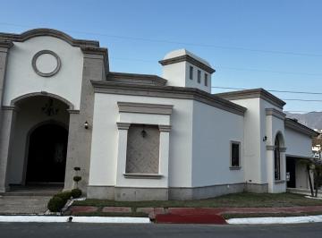 Casa · 610m² · 3 Recámaras · 5 Estacionamientos · Casa en Venta en Bosques de Valle Alto, Monterrey, N. L. un Sola Planta