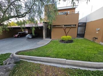 Casa · 560m² · 5 Recámaras · 11 Estacionamientos · Casa en Venta en Vista Real con Alberca y Entrada Al Club.