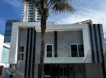 Casa en condominio de 4 habitaciones, Zapopan · Casa Remodelada en Venta en Puerta de Hierro