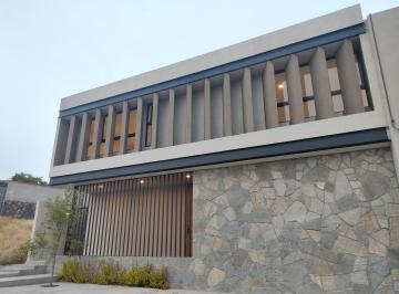 Casa · 322m² · 4 Recámaras · 4 Estacionamientos · Residencia de Autor en Venta en Altozano, Querétaro