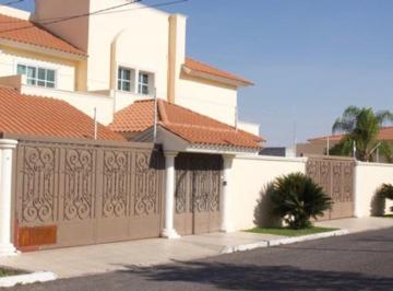 Casa en condominio · 740m² · 3 Recámaras · 5 Estacionamientos · Casa en Venta, Villas de Irapuato.