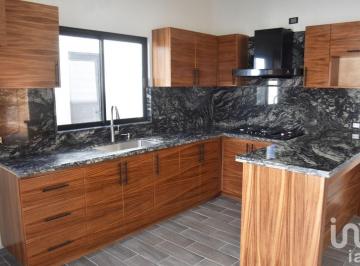 Casa · 129m² · 2 Recámaras · 2 Estacionamientos · Casa en Centenario, La Paz B. C. s. Amplia y Acabado de Lujo