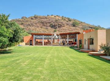 Jardín y vista al área social · ¡Espectacular Casa con Alberca!