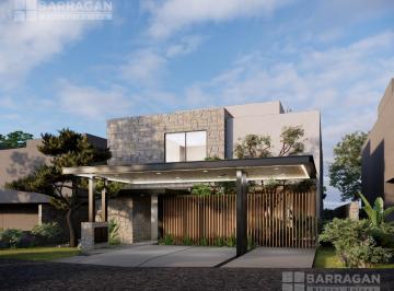 Casa · 535m² · 4 Recámaras · 2 Estacionamientos · Casa Nueva en Venta en Altozano Condominio Río