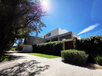 Casa · 499m² · 5 Recámaras · 3 Estacionamientos · Venta Casa en Tierraverde Al Norte de La Ciudad Bi