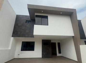 Casa · 245m² · 4 Recámaras · 3 Estacionamientos · Venta Hermosa Casa Sierra Mogal