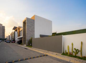 Casa en condominio de 3 habitaciones, San Andrés Cholula · Casa en Venta con Amplio Jardín en Zona Atlixcáyotl