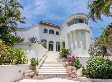 Casa · 673m² · 4 Recámaras · Villa Alexandra: Elegancia y Exclusividad con Vista Al Campo de Golf