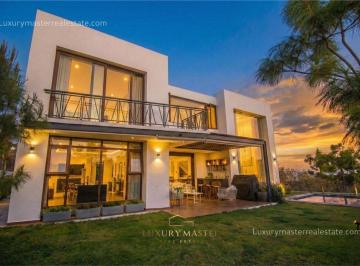 Casa · 580m² · 5 Recámaras · 4 Estacionamientos · Casa en Venta Amueblada con Alberca El Cielo Country Club