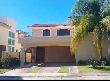 Cochera · Casa en Condominio Pequeño con Amenidades
