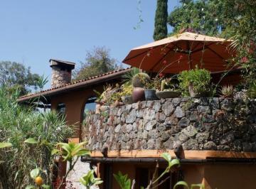 Casa · 414m² · 4 Recámaras · 2 Estacionamientos · Hermosa Casa en El Corazón de Valle de Bravo