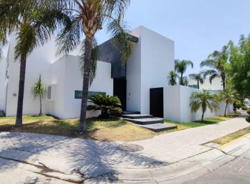 Casa · 365m² · 3 Recámaras · 6 Estacionamientos · La Firma Real State Vende Preciosa Residencia en Esquina en La Paloma Al Norte de La Ciudad