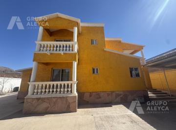 Casa · 1260m² · 3 Recámaras · 10 Estacionamientos · Casa en San Guillermo con Alberca