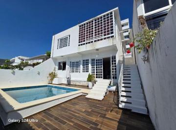 Casa · 225m² · 5 Recámaras · 3 Estacionamientos · Comoda, Funcional y Moderna Casa, Bien Ubicada Dentro del Fraccionamiento Costa Azul.