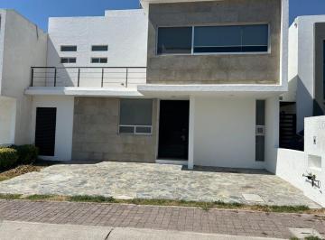 Casa · 290m² · 3 Recámaras · 2 Estacionamientos · Casa en Renta en El Refugio