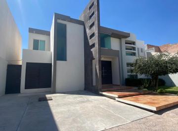 Casa de 4 habitaciones, Saltillo · Se Vende Bonita Casa en Fraccionamiento Privado Al Norte de Saltillo