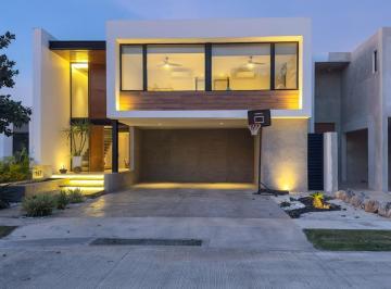 Casa de 3 habitaciones, Mérida · Casa Equipada con Acabados de Lujo y Paneles Solares en Parque Natura.