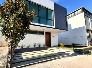 Casa en condominio de 4 habitaciones, Zapopan · Casa en Venta en El Fraccionamiento Valle Imperial.