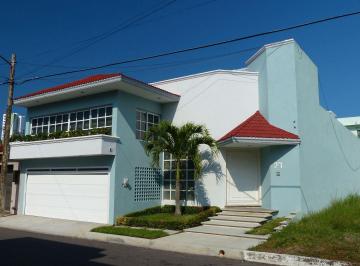 Casa · 420m² · 3 Recámaras · 2 Estacionamientos · Costa de Oro, Casa en Venta con Alberca, 3 Recamaras en Planta Baja, Recien Remodelada
