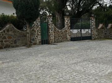 Casa de 5 habitaciones, Tequisquiapan · Vendo Excelentes Casas con Locales Comerciales, en Tequisquiapan, Querétaro.