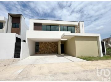 Casa · 295m² · 4 Recámaras · 2 Estacionamientos · Estrena Casa en Parque Natura, Conkal