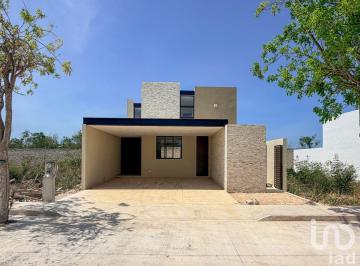 Casa · 275m² · 4 Recámaras · 2 Estacionamientos · Casa de 4 Recámaras con Piscina Privada en Única Living Xcanatún Mérida